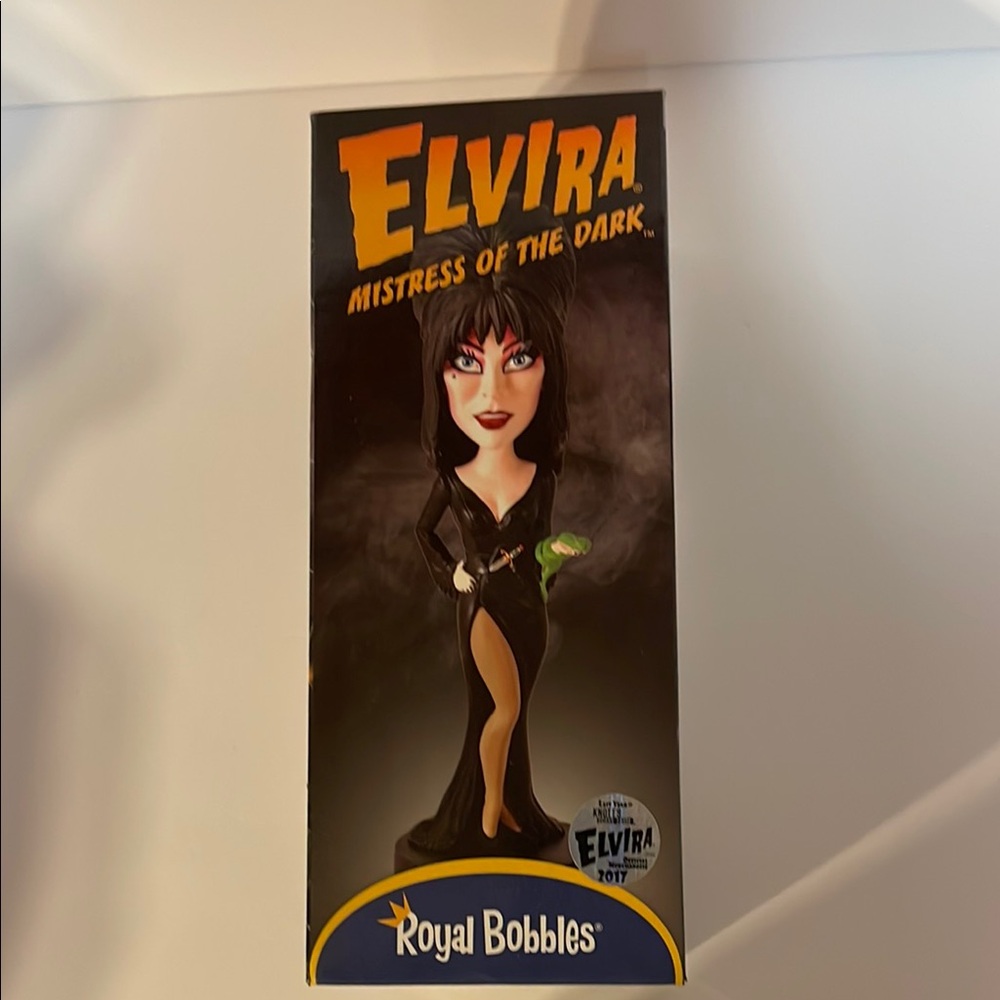 Elvira Mistress of the Dark Royal Bobbles
Knotts Berry Farm Edition 2017